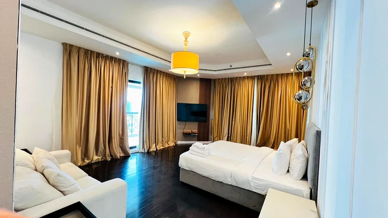 شقة فاخرة من 3 غرف نوم + غرفة خادمة | بإطلالة كاملة على المارينا | تخطيط واسع63773536855553112