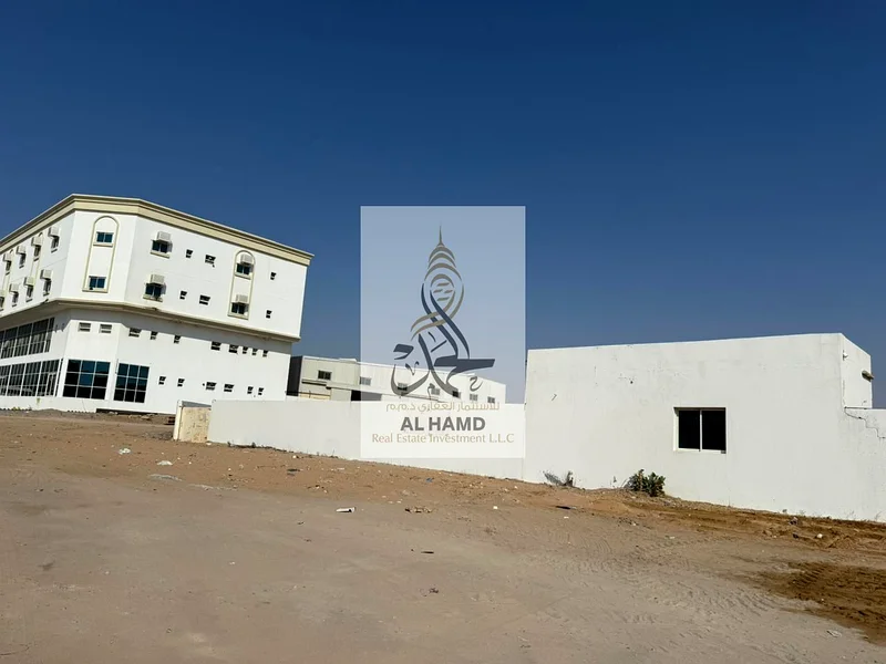 للبيع من المالك مباشرة جدار صناعي + أرض مملوكة على طريق رئيسي بمساحة 54000 قدم مربع63822517151105110