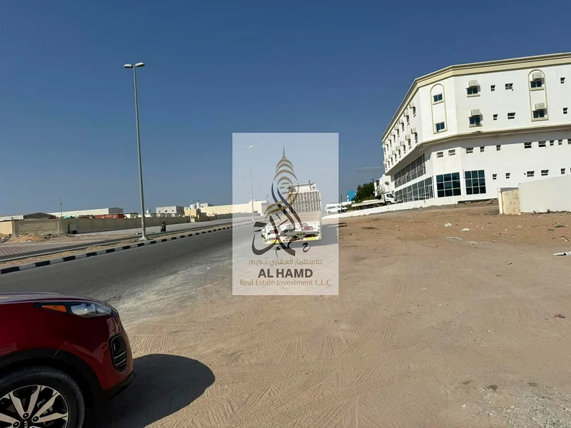 للبيع من المالك مباشرة جدار صناعي + أرض مملوكة على طريق رئيسي بمساحة 54000 قدم مربع63822517151105112