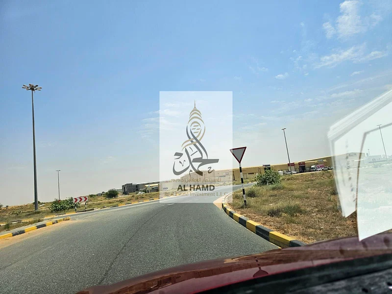 للبيع من المالك مباشرة جدار صناعي + أرض مملوكة على طريق رئيسي بمساحة 54000 قدم مربع63822517151105113