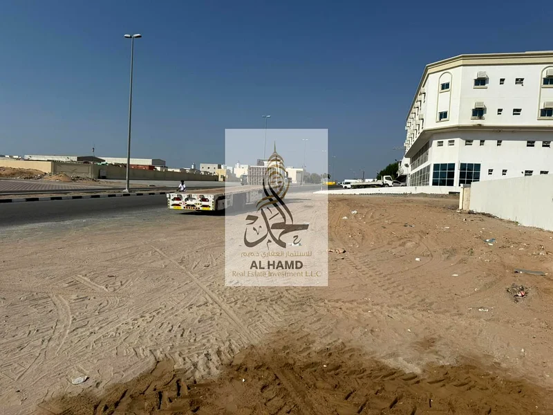 للبيع من المالك مباشرة جدار صناعي + أرض مملوكة على طريق رئيسي بمساحة 54000 قدم مربع63822517151105111