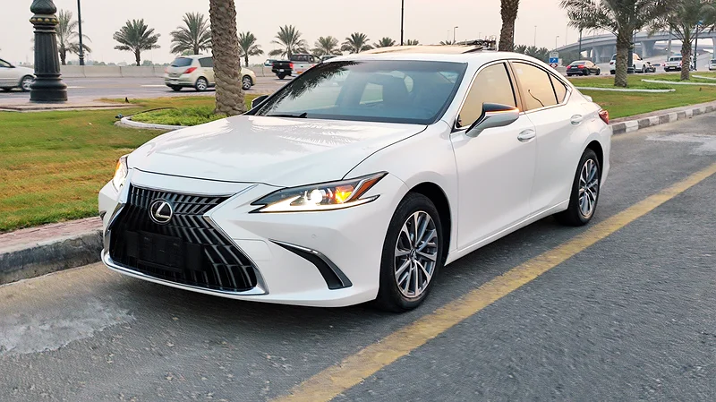 LEXUS ES300H 2024 GCC full option with sunroof, leather seats, cross control, and original kilometers63398646411393112