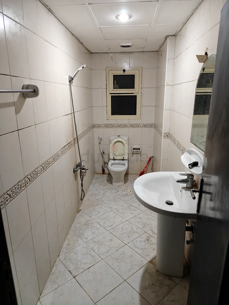 غرفة فسيحة مؤثثة مع مكيف هواء وحمام منفصل63218792718210112