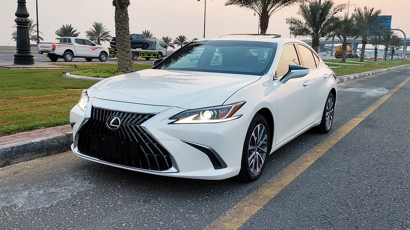 LEXUS ES300H 2024 GCC full option with sunroof, leather seats, cross control, and original kilometers63398646411393114
