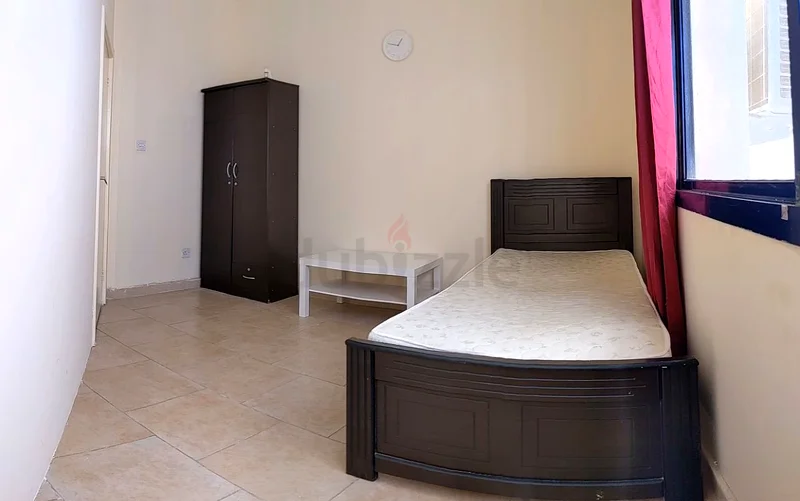 غرفة في شقة بالطابق العلوي63219811285891111