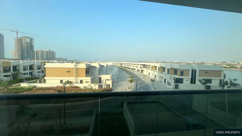 شقة جديدة وواسعة غير مؤثثة بغرفة نوم واحدة وإطلالة جزئية على الشاطئ63864087101313110
