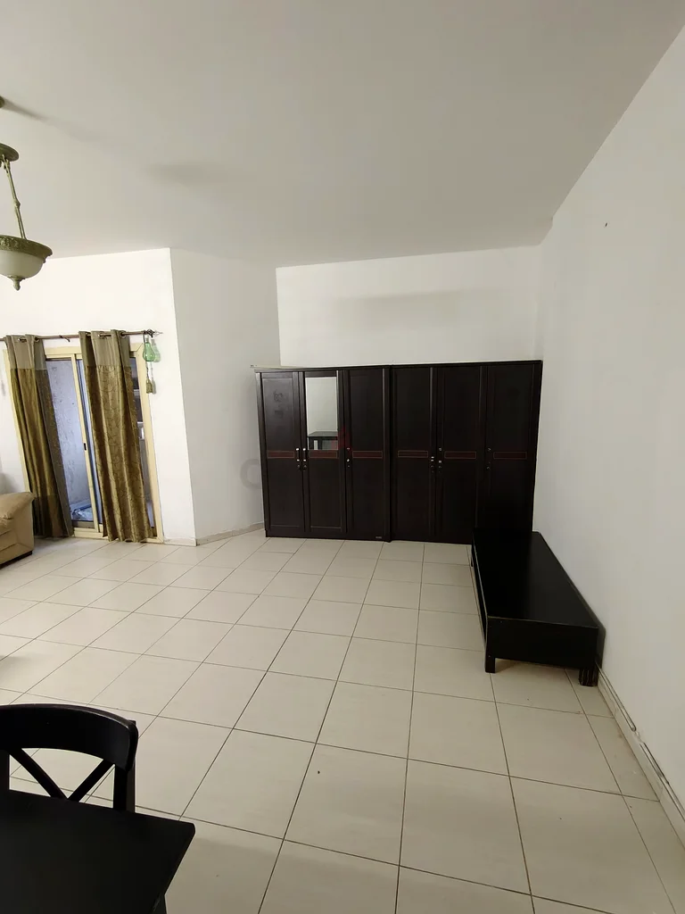 غرفة فسيحة مؤثثة مع مكيف هواء وحمام منفصل63218792718210111