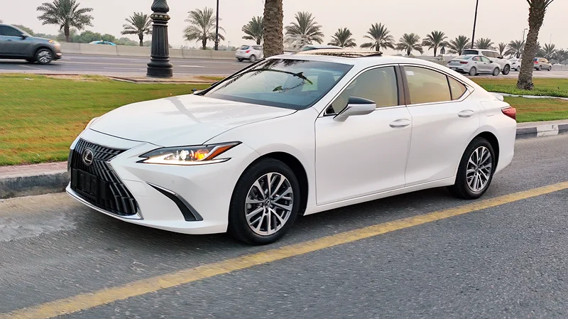 LEXUS ES300H 2024 GCC full option with sunroof, leather seats, cross control, and original kilometers63398646411393113