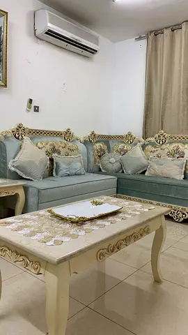 كنب كلاسيكي للبيع - نظيف جدًا️