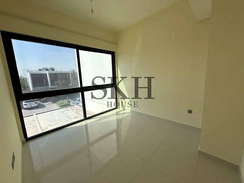صف مفردة | شاغرة | 5 غرف نوم+ خادمة |64003014022403113