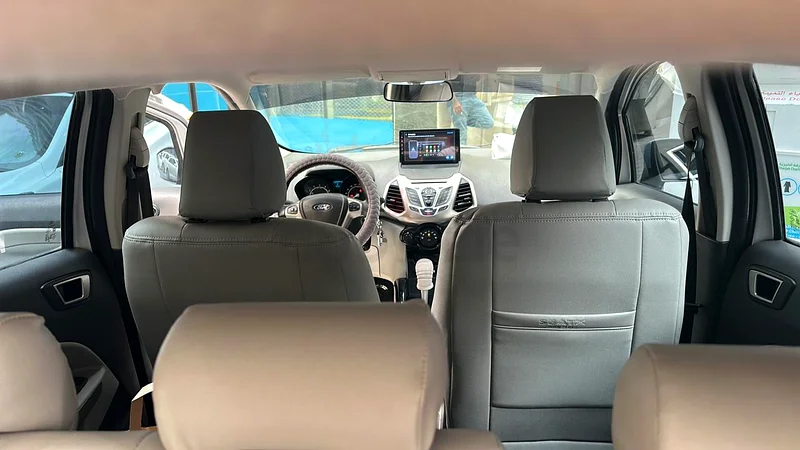 Lady driving Ford EcoSport 201563399880267907112