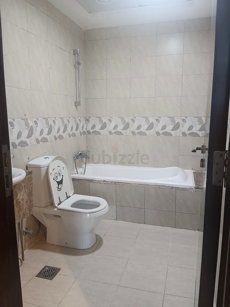 AED 1000/- only, Bed Space for decent executives available in (Tecom) Barsha.64048191182593112