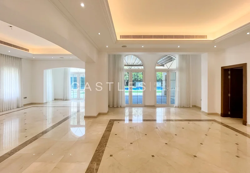 حديقة كبيرة | ممتدة بالكامل ومُجددة | فيلا للبيع63919340600449113