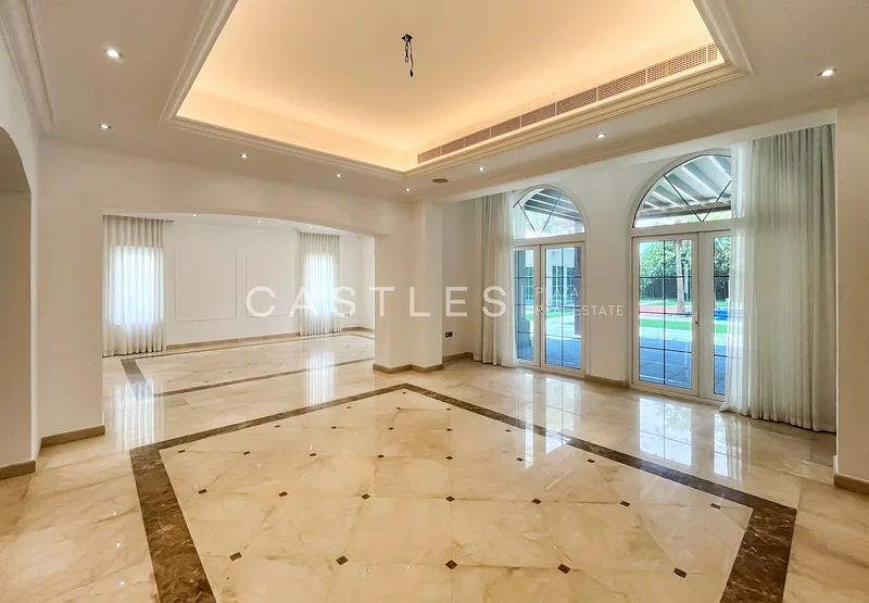 حديقة كبيرة | ممتدة بالكامل ومُجددة | فيلا للبيع63919340600449114