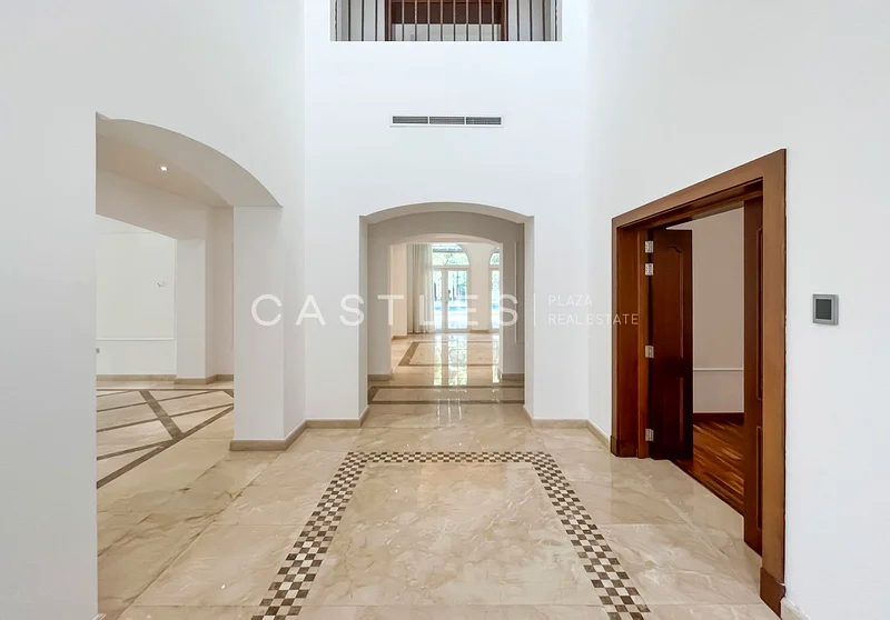 حديقة كبيرة | ممتدة بالكامل ومُجددة | فيلا للبيع63919340600449112