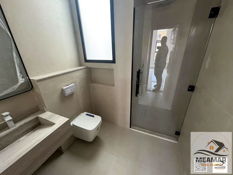 فيلا للإيجار مكوّنة من 5 غرف، بتشطيب فاخر، بسعر 80 ألف63304726636929112