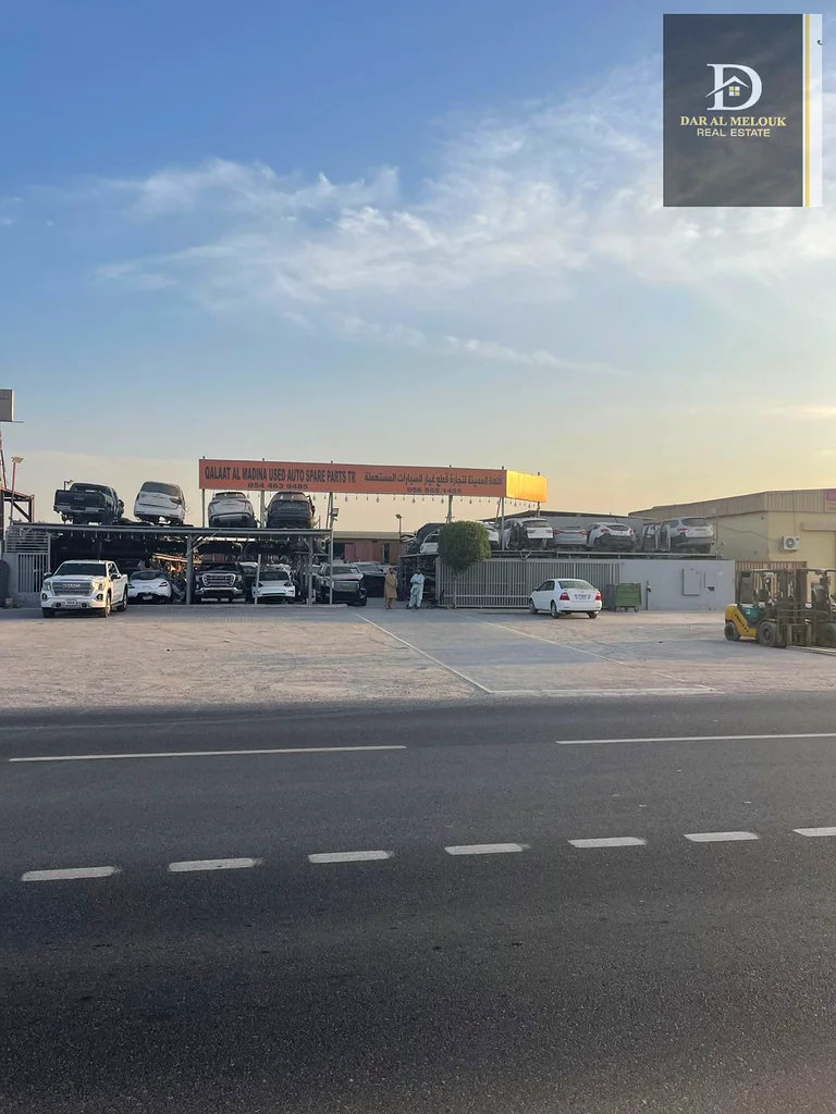 For sale in Sharjah, Al Sajaa area  20,500 square feet, Block No. 4  Consisting of 2 courtyards  2 shops on the street  97 square meters, excellent lo63818610364033111