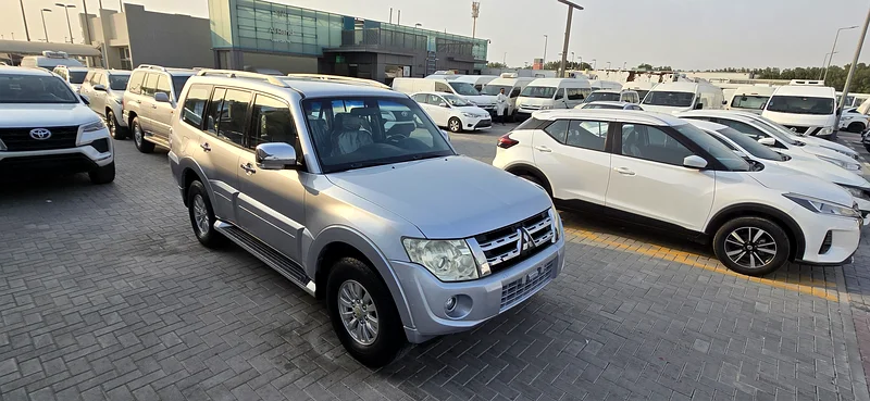 Mitsubishi pajero 2014 3.5L Mid option63398586989185110