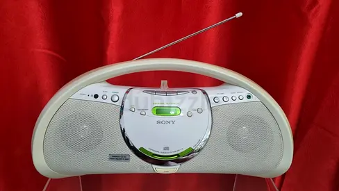 Classic Sony CD Player Radio - Nostalgic Sound at Your Fingertips!