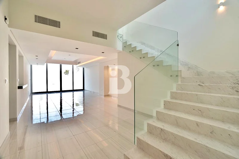 BRAND NEW|NEGOTIABLE|CLOSE TO FESTIVAL PLAZA63405181977089113
