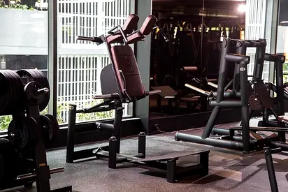 ️‍️ For Sale: GYM80 Plate Loaded Squat Rack – Refurbished Machine