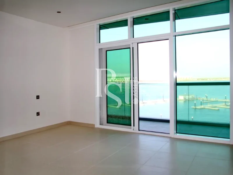 منظر بحري كامل | شقة واسعة من 3 غرف نوم + غرفة إضافية | موقع مذهل63852320950785113
