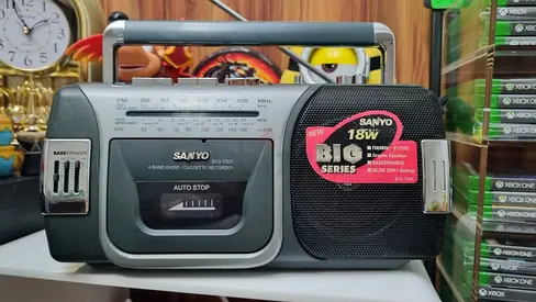 Classic Sanyo Cassette Recorder - A Nostalgic Gem