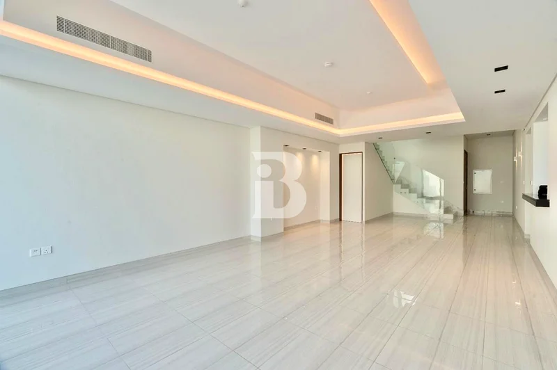 BRAND NEW|NEGOTIABLE|CLOSE TO FESTIVAL PLAZA63405181977089111