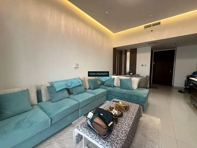 شقة فاخرة مُحسّنة بإطلالة بحرية رائعة ومفروشة بالكامل63861479743875110