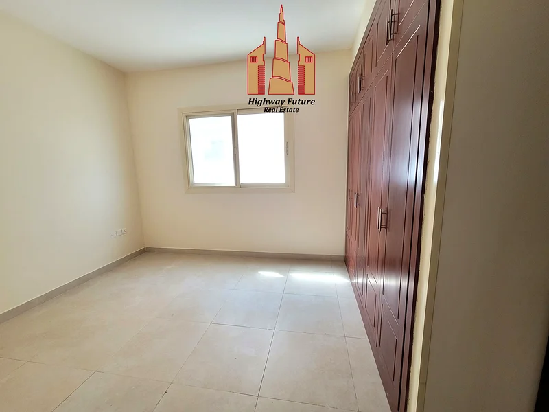 شقة كبيرة جدًا بغرفتي نوم وصالة، مع شرفة وخزانة ملابس، في مبنى عائلي63404810841601113