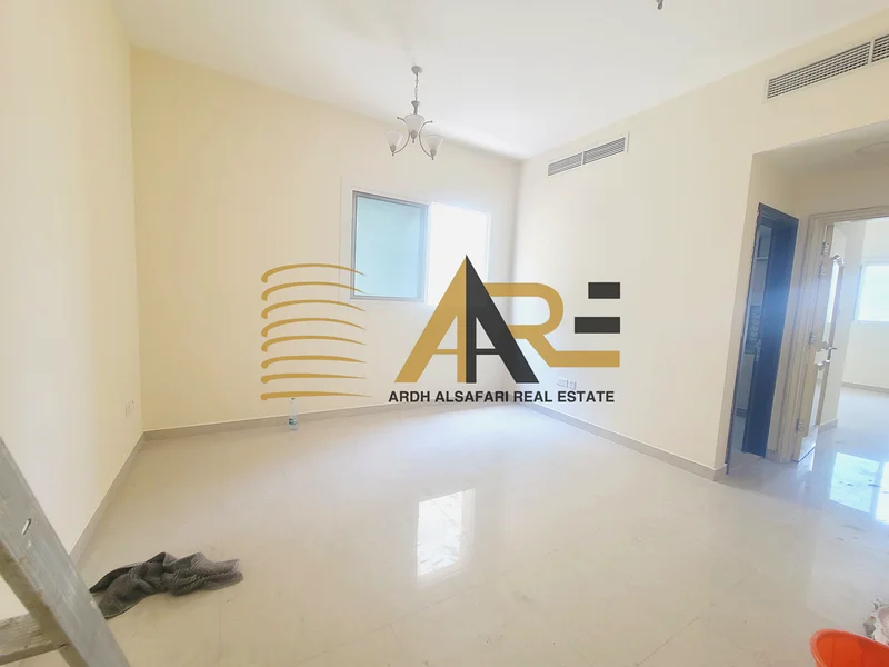 شقة واسعة بسعر 33 ألف فقط، مبنى عائلي قريب من سفاري مول، تحتوي على حمامين، وغرفة نوم رئيسية بإطلالة مفتوحة63404811117314114