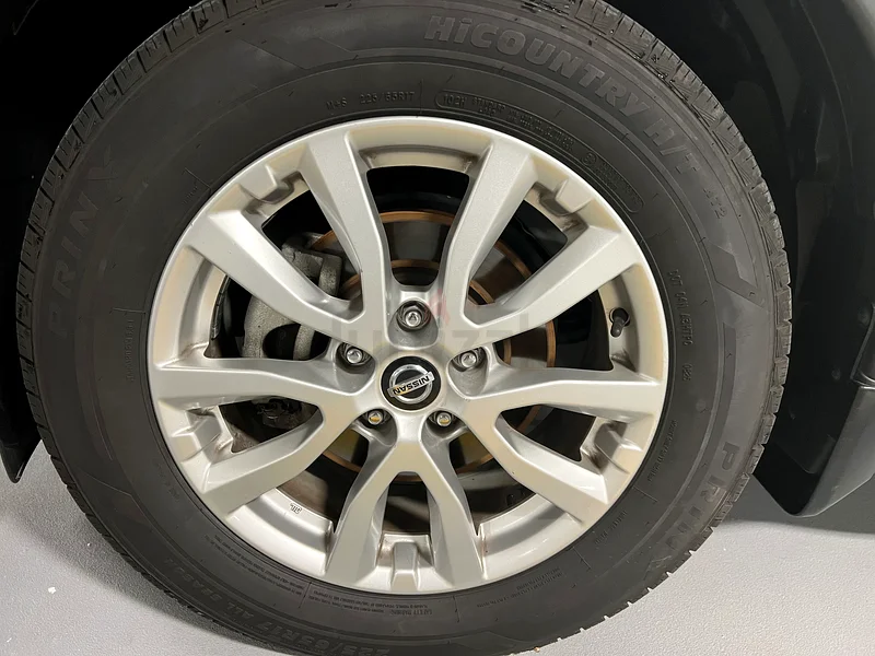 سيارة دفع رباعي من طراز إكس تريل، محفوظة جيدًا مع إطارات جديدة (2)63399976123907112