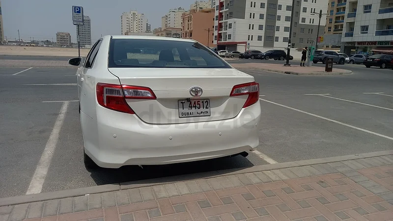 تويوتا كامري 2014 - لؤلؤي أبيض - حالة جيدة وتم صيانتها جيدًا - 20,000 درهم إماراتي63399946860675112