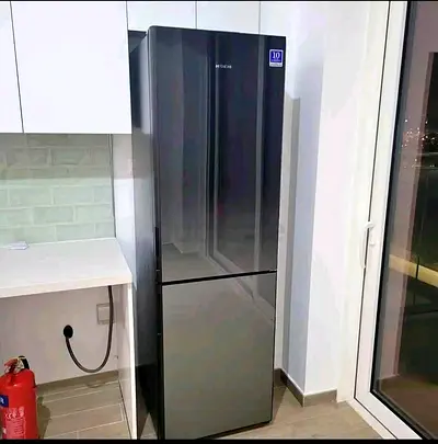 Hitachi Stylish Top Fridge Bottom Freezer – Black Glass Finish