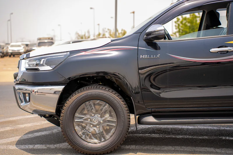 TOYOTA HILUX SR5 2.7 A/T PETROL 4X4 MODEL 2025 GCC  FULL OPTION63401311855747113