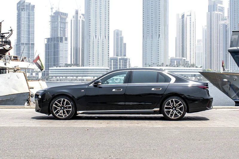 (6400 AED with 0% down payment for 5 years) BMW 740i M Sport xDrive with AGMC warranty63411930926977113