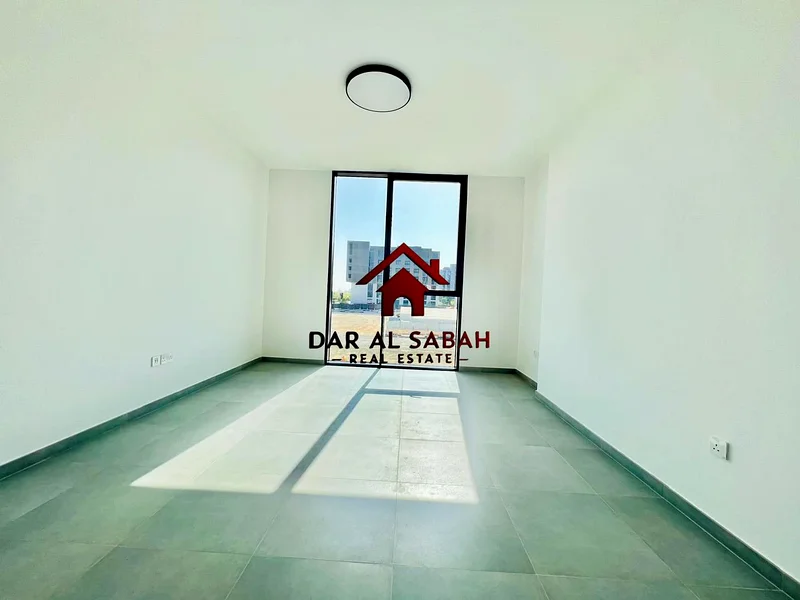 شقة واسعة | دفع 4 شيكات | مبلغ التأمين شيك فقط | وصول سهل إلى دبي!63705777055361110