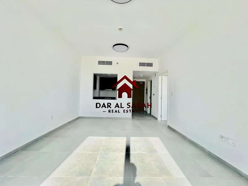 شقة واسعة | دفع 4 شيكات | مبلغ التأمين شيك فقط | وصول سهل إلى دبي!63705777055361114