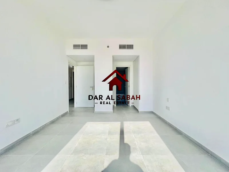 شقة واسعة | دفع 4 شيكات | مبلغ التأمين شيك فقط | وصول سهل إلى دبي!63705777055361111