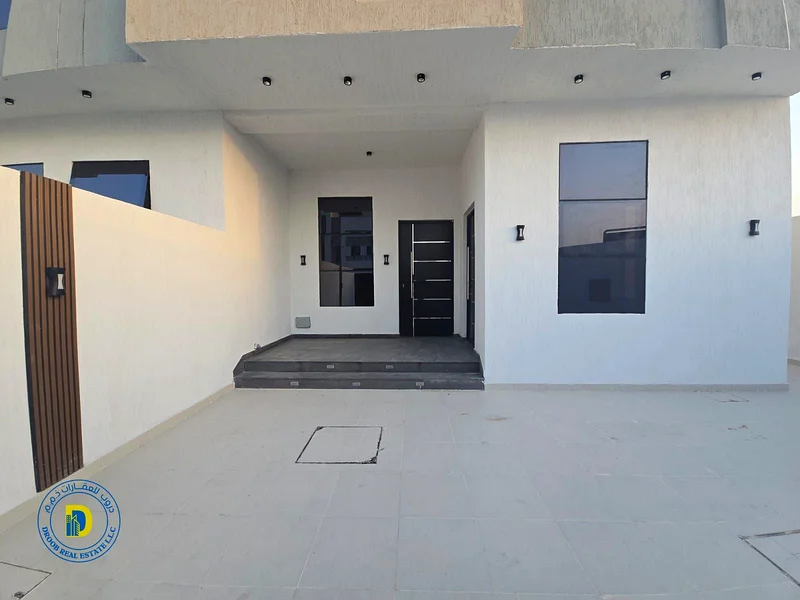 Townhouse with large land area and yard, 4 rooms and a roof. The price includes registration and ownership fees.63892581469185111