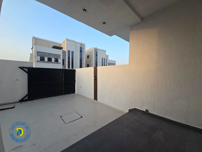 Townhouse with large land area and yard, 4 rooms and a roof. The price includes registration and ownership fees.63892581469185112