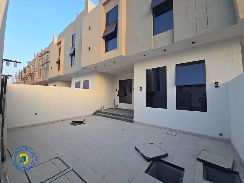 Townhouse with large land area and yard, 4 rooms and a roof. The price includes registration and ownership fees.63892581469185113