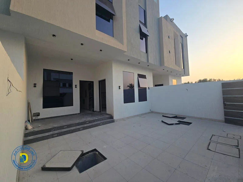 Townhouse with large land area and yard, 4 rooms and a roof. The price includes registration and ownership fees.63892581469185114