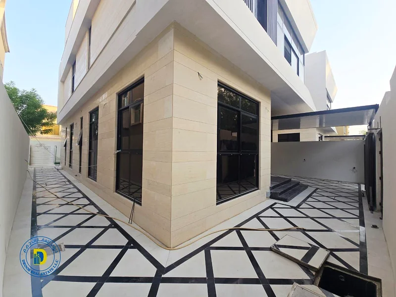 For sale, a 6-room villa on a street and alley in the Al-Muwaihat area. The price includes sewage and central air conditioning fees.63870132470146111
