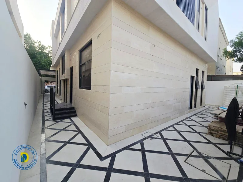 For sale, a 6-room villa on a street and alley in the Al-Muwaihat area. The price includes sewage and central air conditioning fees.63870132470146114