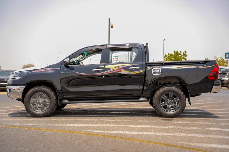 TOYOTA HILUX SR5 2.7 A/T PETROL 4X4 MODEL 2025 GCC  FULL OPTION63401311855747111