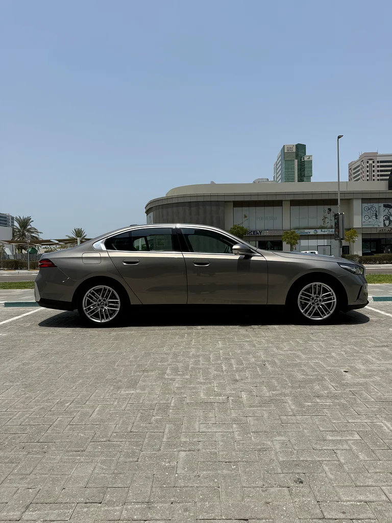 BMW 520i Sedan. 5 Years Warranty/ 5 Years Free Service. Free Insurance/ Window tint63405679413377114