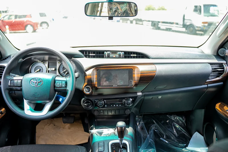 TOYOTA HILUX SR5 2.7 A/T PETROL 4X4 MODEL 2025 GCC  FULL OPTION63401311855747114