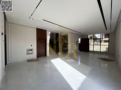 A villa directly from the owner, with personal finishing, on a main street, close to all services. F