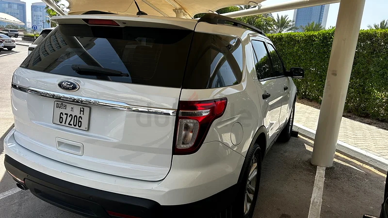 Well maintained Ford Explorer with low mileage63399889453954111